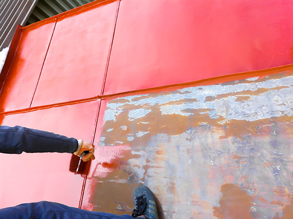 Barvanje pločevine na strehi